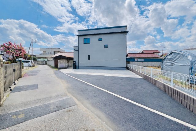 高崎新町の前面道路含む現地写真|間口も広く駐車も楽々♪