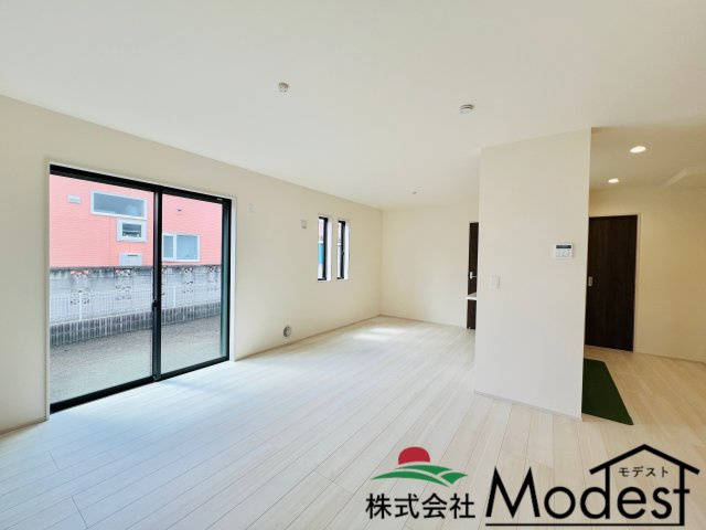 高崎新町の居間・リビング|大きな窓から明るい日差しが差し込む広々LDK♪