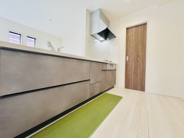 高崎新町のキッチン|収納も充実のキッチンは、作業スペースも広くお料理も快適に♪