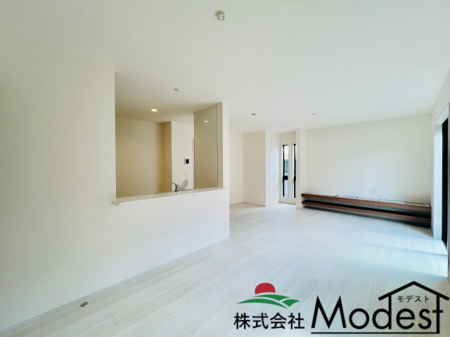 高崎新町の居間・リビング|ご家族も自然と集まる17.7帖の開放的なリビング♪