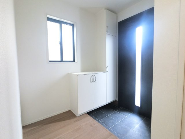 三養基郡みやき町大字原古賀７期1号棟の内観：施工例|クローゼット付きの玄関