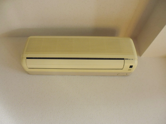 プランタンカミヤの設備|8.6帖のお部屋にもエアコンがあります。