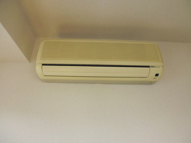 プランタンカミヤの設備|5.5帖のお部屋にもエアコン設置済みです。
