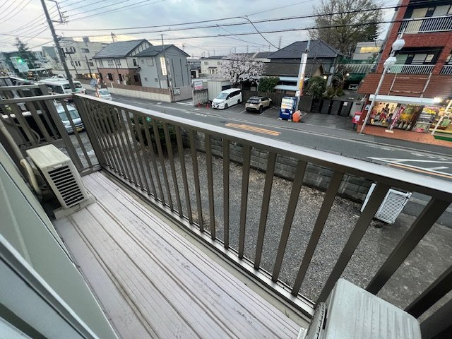 小金井市東町２丁目のアパートのバルコニー
