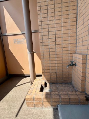コスモシティ市川イーストのバルコニー|バルコニーの清掃等に利用できる蛇口付き。2026年3月撮影
