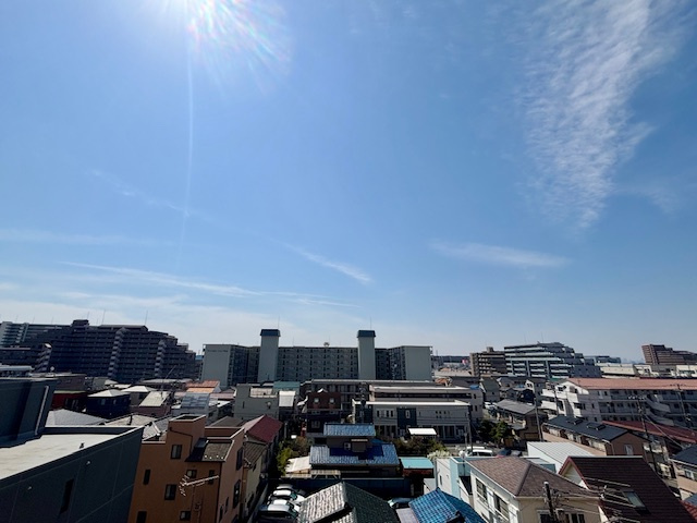 コスモシティ市川イーストの展望|6階部分のバルコニーから見た南側の眺望です。前面棟がないため開放的なロケーションです。2026年3月撮影