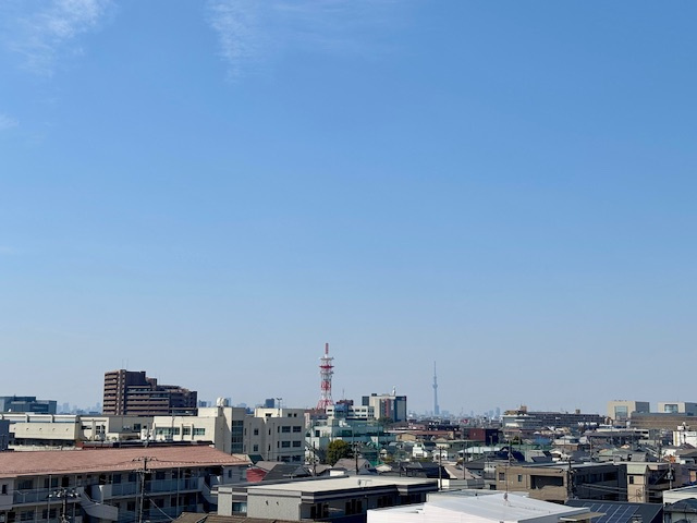 コスモシティ市川イーストの展望|6階部分のバルコニーから見た南西側の眺望です。季節・天候によってはスカイツリーや富士山を望めます。2026年3月撮影