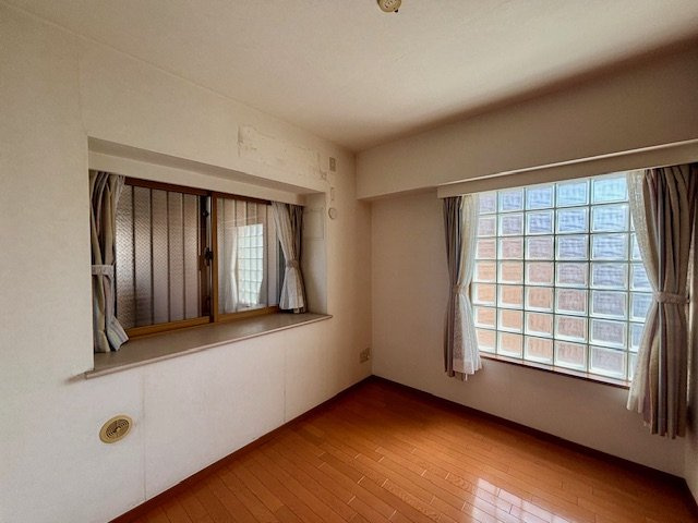コスモシティ市川イーストの洋室|外部廊下側の２面採光の明るい約5.0帖の洋室。プライバシーも保たれた安らぎの空間です。2026年3月撮影