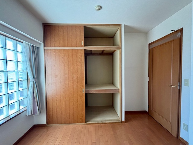 コスモシティ市川イーストの洋室|洋室のクローゼットは豊富な収納を設け、高い収能力を実現しました。2026年3月撮影
