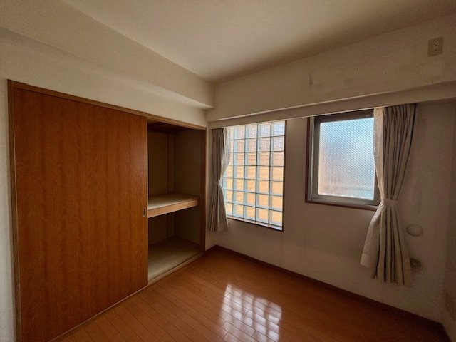 コスモシティ市川イーストの洋室|クロゼット付の明るい洋室5.5帖はで室内をすっきりお使いいただけます。2026年3月撮影