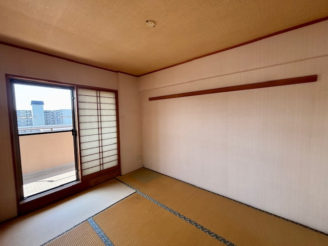 コスモシティ市川イーストの和室|寝室や客間など多用な活用が考えられる和室はすっきりと落ち着いた雰囲気を大切にしました。2026年3月撮影