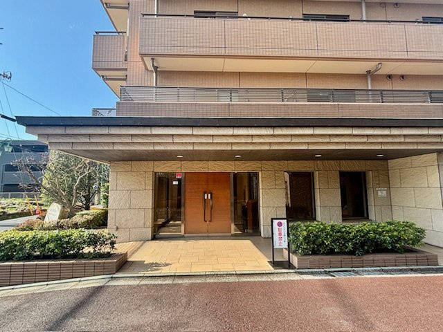 コスモシティ市川イースト|ご家族や訪れる方を心地よくお迎えします。モダンでシックな装いが心地いい迎賓の空間です。2026年3月撮影