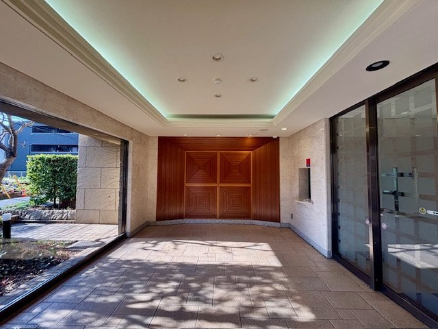 コスモシティ市川イーストのエントランス|風格と優しさにつつまれたゆとりの空間が、さらなる明るさとお住まいの方に多彩な寛ぎを提供しています。2025年8月撮影