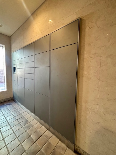 コスモシティ市川イーストの設備|不在時の配達でも荷物を預かり、24時間いつでも受け取れる便利な宅配ロッカーを設置しています。2026年3月撮影