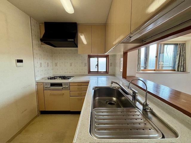コスモシティ市川イーストのキッチン|キッチンの広さは約4.1帖。清潔感のある材質で、豊富な収納や便利な作業スペースとしてもご利用いただけます。2026年3月撮影