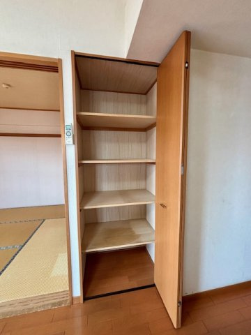 コスモシティ市川イーストの収納|リビングに物入スペースを確保しました。大きさや形に関わらず、整理整頓が簡単にできます。2026年3月撮影