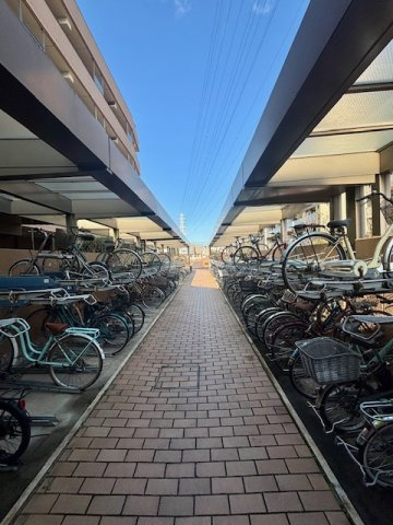 コスモシティ市川イーストの駐輪場|敷地内には、262台の自転車置場は屋根付きです。2026年3月撮影