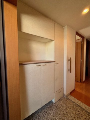 コスモシティ市川イーストの玄関|物の大きさや形に関わらず、整理整頓が簡単にできるよう工夫しました。2026年3月撮影
