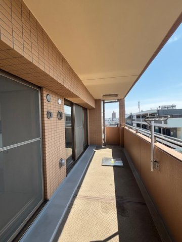 コスモシティ市川イーストのバルコニー|6階部分の南西向きのバルコニーは陽当たり・眺望・風通し良好です。季節・天候によっては富士山を望めます。2026年3月撮影