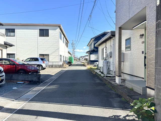 浜名区本沢合の前面道路含む現地写真|西側から東に向かって撮影。車通りも少なく静かな住宅地です。