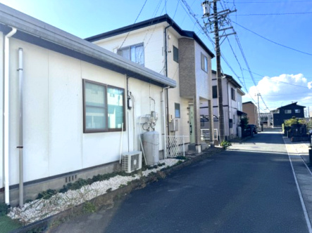 浜名区本沢合の前面道路含む現地写真|前面道路（東から西へ撮影）手前の建物が物置、奥に家があります。