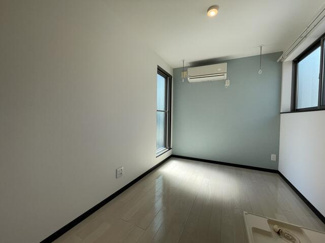 【内装】 | ＡＶＥＮＩＲ町屋 | 大きめの窓があり、白を基調と… 