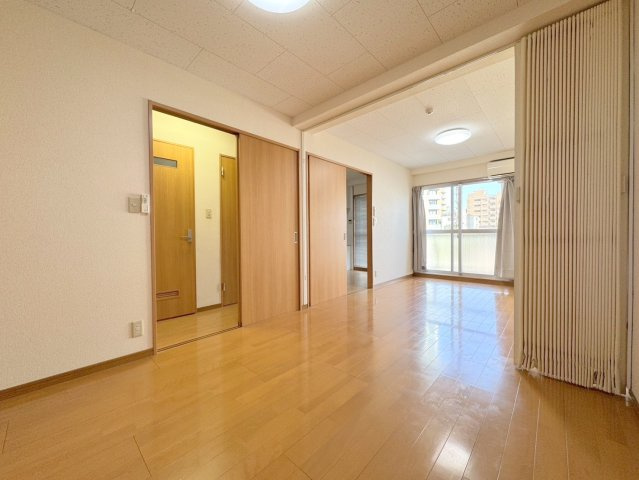 白金ビルの居間・リビング|★明るいフローリングのお部屋です★