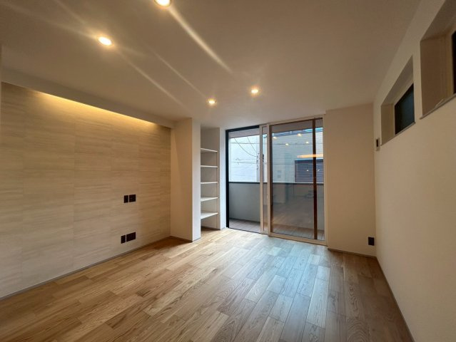 【弊社現地販売会開催中】幡ヶ谷駅7分！デザイナーズ新築戸建！六号坂商店街至近！の居間・リビング