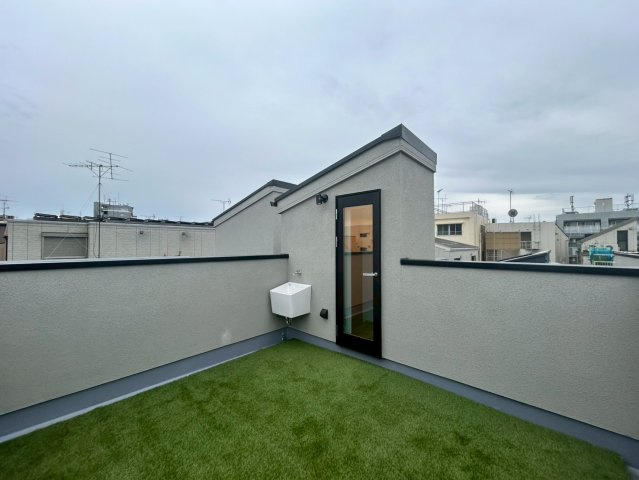 【弊社現地販売会開催中】幡ヶ谷駅7分！デザイナーズ新築戸建！六号坂商店街至近！のバルコニー|ルーフバルコニー