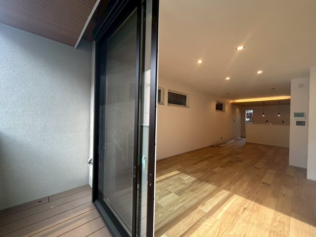 【弊社現地販売会開催中】幡ヶ谷駅7分！デザイナーズ新築戸建！六号坂商店街至近！の居間・リビング