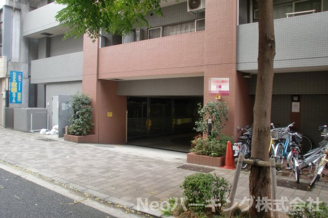 横浜市中区弁天通１丁目の駐車場のエントランス