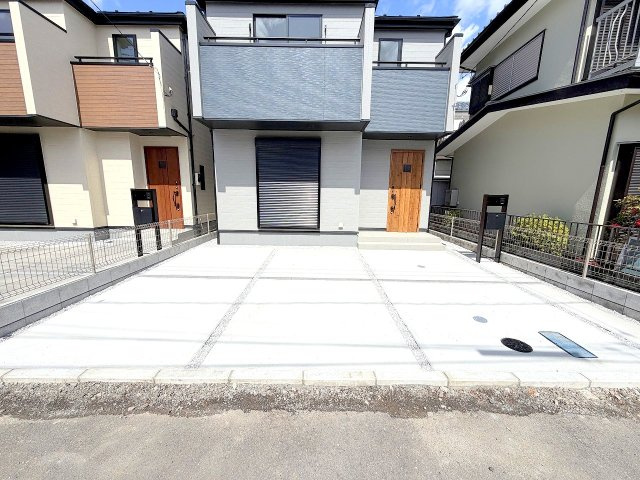 あきる野市伊奈全2棟　新築分譲の駐車場