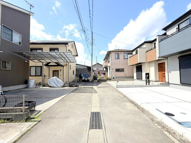 あきる野市伊奈全2棟　新築分譲の前面道路含む現地写真