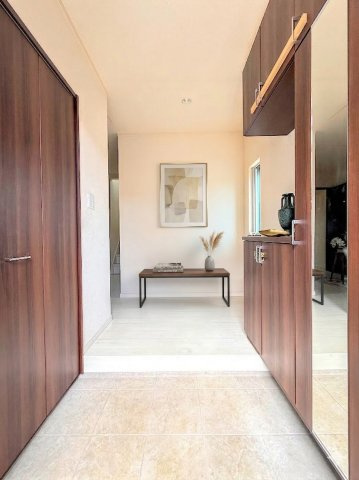 磯子区森が丘2丁目　中古戸建ての玄関|◆明るい玄関です！散らかりやすい玄関もスッキリする大容量のシューズボックス付き。(家具はイメージです)
