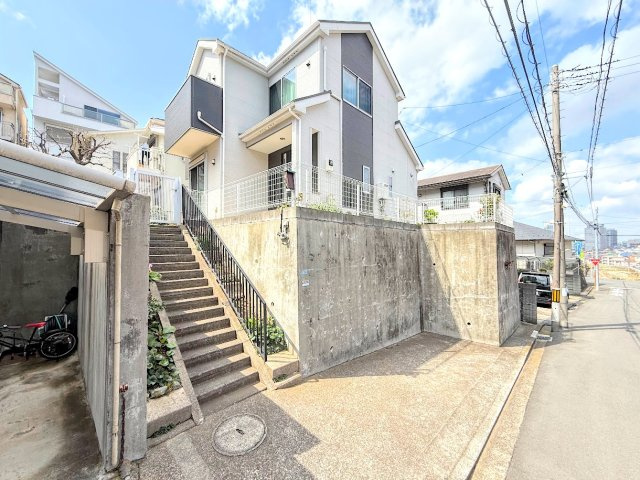 磯子区森が丘2丁目　中古戸建ての前面道路含む現地写真|◆前面道路も幅員があり車の運転も安心！前面道路は閑静な住宅地。車通りの少ない道路です。お子様にも安心です。