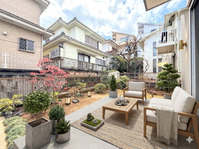 磯子区森が丘2丁目　中古戸建ての庭|◆お手入れのしやすいちょうどよいサイズ感のお庭付き。植栽や家庭菜園等多目的にご利用いただけるプライベート空間。(家具はイメージです)