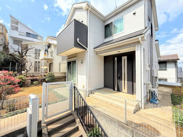 磯子区森が丘2丁目　中古戸建ての外観|◆一戸建てを中心とした街並みが整然と続き、周辺は高い建物が建っていないので、緑の多い閑静な趣を感じる環境です。街並みや周辺環境も重要なポイントです！！