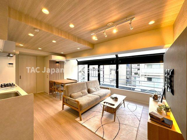 パレトーホー浅草の居間・リビング|落ち着いた品格ある内装と広々としたゆとりの空間が融合したリビングは、家族の安らぎの場となり、食事や団らんの時間を一層豊かに彩ります。
