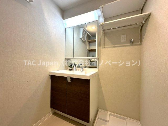 パレトーホー浅草の独立洗面台|明るい洗面スペースは、使いやすさを徹底的に追求した設計です。忙しい朝も快適に自然と笑顔がこぼれる心地よいひとときを叶えます。毎日の身支度がスムーズに整う、家族みんなに優しい空間です。