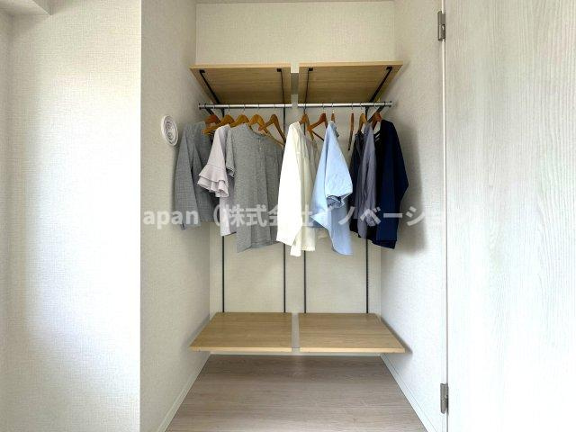 パレトーホー浅草の収納|暮らしにぴったり合うサイズと配置で設計されたオープンクローゼットは住まいの使いやすさを徹底的に追求。毎日の片付けがスムーズになりストレスを大幅に軽減してくれます。快適な暮らしを支える頼もしい存在です。