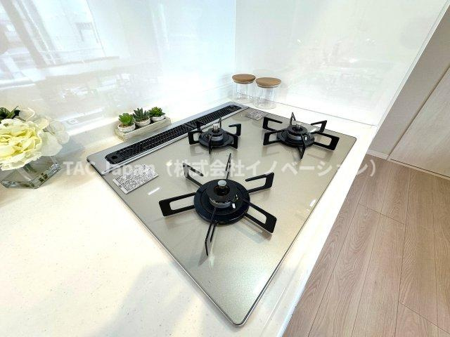 パレトーホー浅草のキッチン|3口ガスコンロで、同時調理もスムーズに。忙しい毎日にうれしい機能です。ガラストップコンロはスタイリッシュなデザインで、掃除が簡単、汚れがつきにくいなどのメリットがあります。