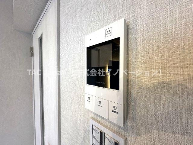 パレトーホー浅草の防犯設備|リビングから来訪者の姿をしっかり確認できるモニター付きインターホンは、防犯性はもちろん、急な来客にも安心して対応できる心強い設備。ご家族の安全と安心な暮らしをそっと支えてくれます。