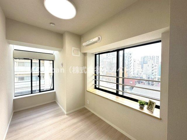 パレトーホー浅草の洋室|窓からたっぷりと差し込む自然光と、ほどよい広がりが心をゆるめてくれる洋室。家具のレイアウトも自在で、気分や季節に合わせて自分らしい空間づくりが楽しめます。