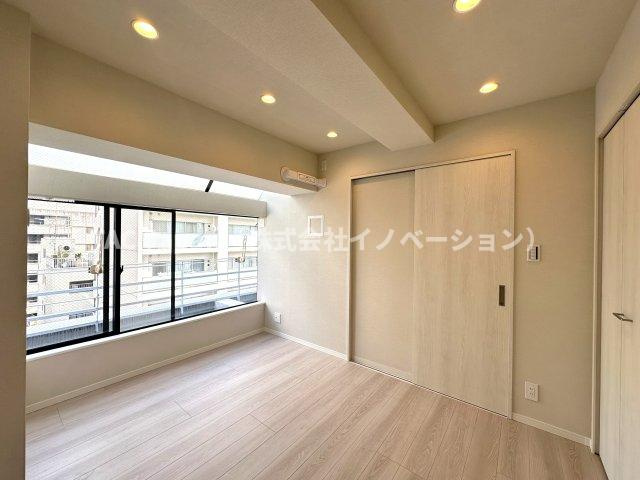 パレトーホー浅草の洋室|陽射しがやわらかく差し込む洋室は、日々の疲れを癒す静けさに包まれたプライベート空間。お気に入りの家具をどこに置こうか、思い描くだけで自然と笑顔がこぼれます。─そんな温もりと可能性に満ちた一部屋です。