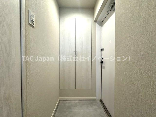 パレトーホー浅草の玄関|落ち着いたデザインと広々とした空間が調和する玄関は、住まう人を温かく迎え入れます。毎日の出発と帰宅を心地よく包み込み、日常に上質なひとときをもたらしてくれる場所です。