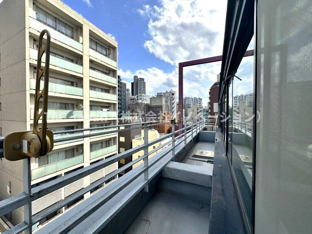 パレトーホー浅草のバルコニー|やわらかな風がそっと頬をなで、空の広がりが日常を包み込むバルコニー。朝の光に目を細めたり、夕暮れの空にひと息ついたり──心がほどけるひとときが、ここにはあります。