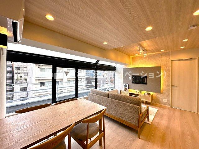 パレトーホー浅草の居間・リビング|住まう人の感性に寄り添い、美しさと機能性が調和した寛ぎの空間です。日々の疲れを癒し、心からリラックスできる場所として、暮らしに豊かさと安心感をもたらします。