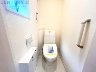 温水洗浄便座付トイレは温水洗浄機能により、暖かい水でおしりを洗浄することができ、冷たい水を使う従来の便座に比べ、温水洗浄機能で暖かいトイレを提供し、快適な使用を可能にします。
