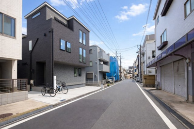 【前面道路含む現地写真】 | ◆横浜市鶴見区栄町通　築浅中古◆ | ◆堂々たる趣ながら、主張し過ぎずどこか余裕を感じさせるシャープなフォルムで佇む邸宅は、晴天の空と照らし合わせる事で、本来あるべき完成形の姿を見せてくれます。