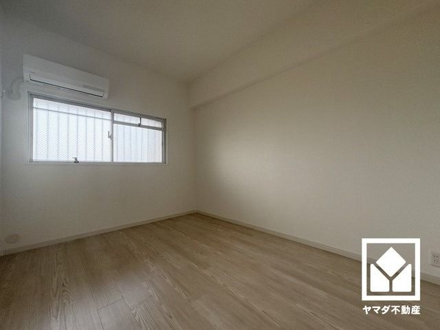 パラツィーナセシリア仁川弐番館の子供部屋|約5.8帖の洋室です。全居室フローリングでお掃除ラクラクです。
